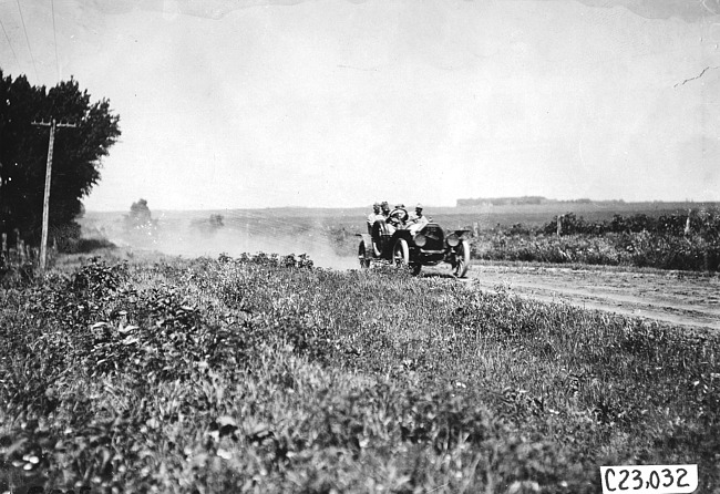Participants on a dirt-paved road in Iowa, at the 1909 Glidden Tour