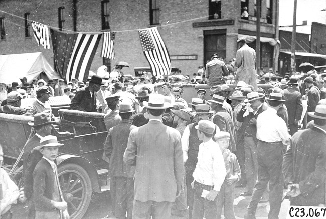 Glidden tourists checking in at Fort Dodge, Iowa at the 1909 Glidden Tour