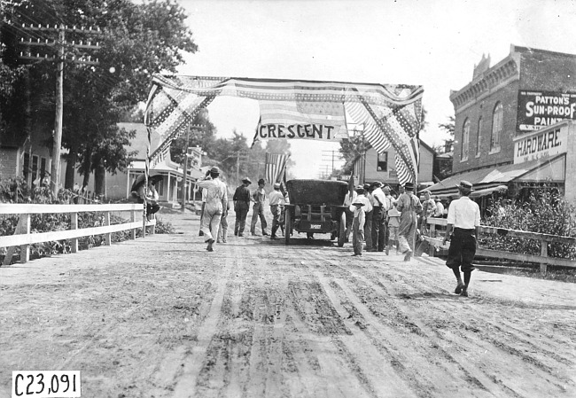 Glidden tourist vehicle stopped under banner at Crescent, Iowa at 1909 Glidden Tour
