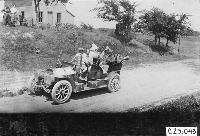 Press car parked on road near Council Bluffs, Iowa at 1909 Glidden Tour