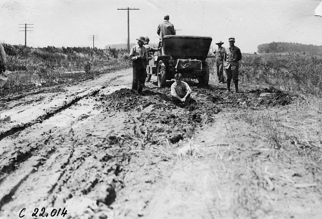 Participants pausing by quicksand, near Duncan, Neb., at the 1909 Glidden Tour