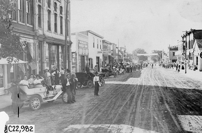 Townspeople waiting for Glidden Tour in Grand Island, Neb., at the 1909 Glidden Tour