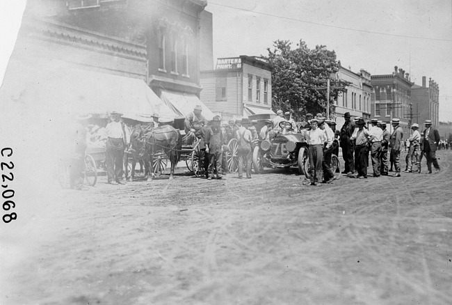 Grand Island natives interested in Glidden tourists, at the 1909 Glidden Tour