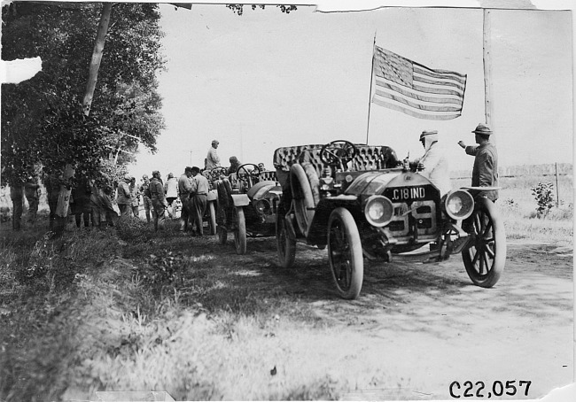 Glidden tourists stopped on rural road near Kearney, Neb., at 1909 Glidden Tour