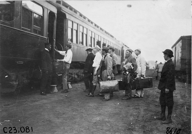Glidden tourists boarding Pullman car in Kearney, Neb., at 1909 Glidden Tour