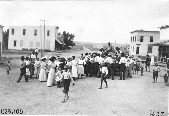 Crowd in North Platte, Neb., at the 1909 Glidden Tour