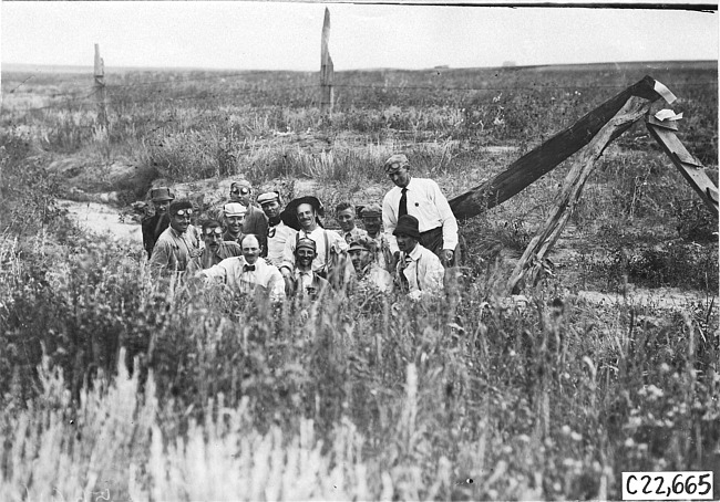 Group photo of Glidden tourists on the Colorado prairie, at 1909 Glidden Tour