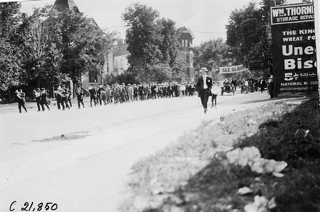 Tourist marching to the Denver Motor Club at the 1909 Glidden Tour