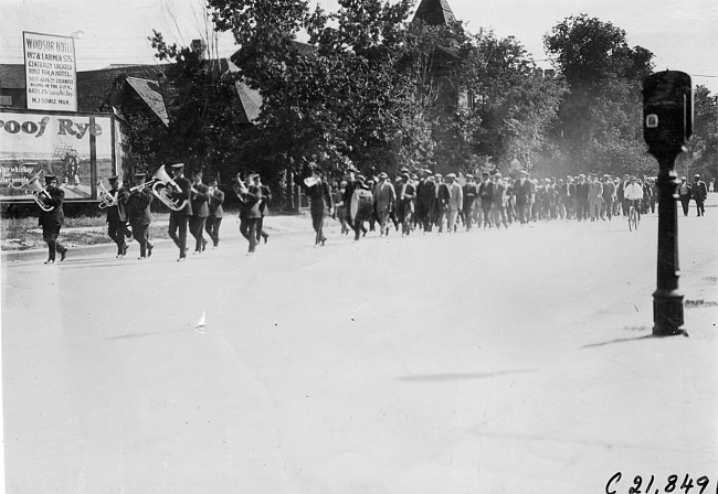 Glidden tourists, led by marching band heading toward Lakeside Park, Denver, Colo., at 1909 Glidden Tour