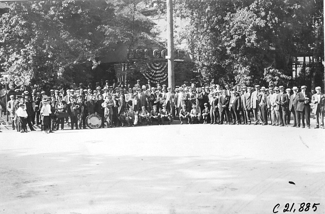 Glidden tourists in front of Denver Motor Club, Denver, Colo., at 1909 Glidden Tour