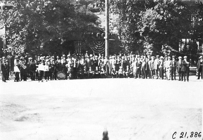 Glidden tourists in front of Denver Motor Club, Denver, Colo., at 1909 Glidden Tour