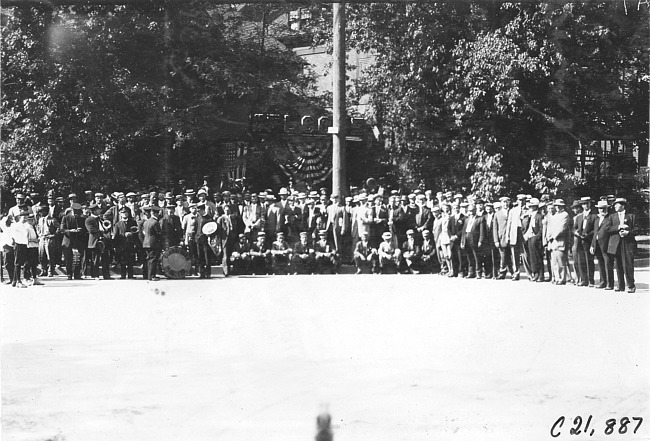 Glidden tourists in front of Denver Motor Club, Denver, Colo., at 1909 Glidden Tour
