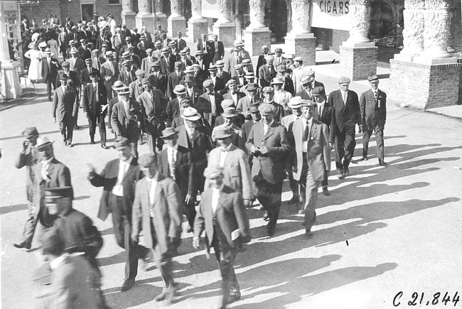 Glidden tourists and onlookers at Lakeside Park, Denver, Colo., at 1909 Glidden Tour