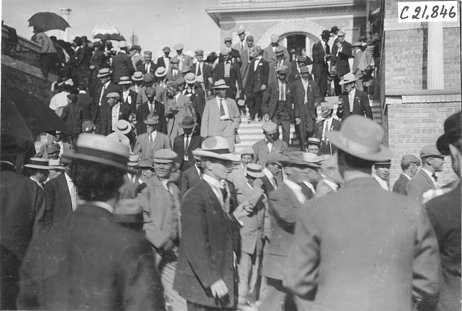 Glidden tourists and onlookers at Lakeside Park, Denver, Colo., at 1909 Glidden Tour