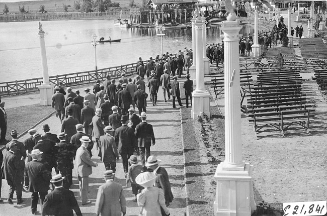 Glidden tourists and onlookers at Lakeside Park, Denver, Colo., at 1909 Glidden Tour