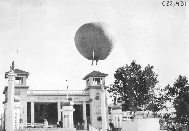 Hot air balloon in the air above Lakeside Park, Denver, Colo., at 1909 Glidden Tour