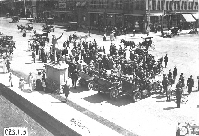 Crowd welcomes Glidden tourists in Colorado Springs, Colo., at 1909 Glidden Tour