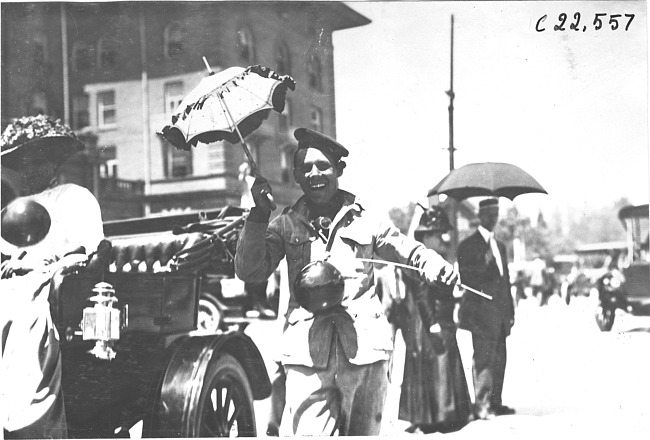 Laughing man with balloon and parasol in Colorado Springs, Colo., at 1909 Glidden Tour