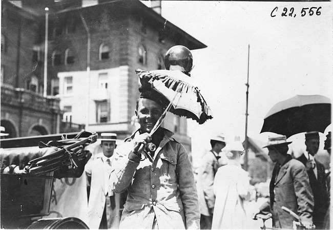 Man with balloon and parasol in Colorado Springs, Colo., at 1909 Glidden Tour