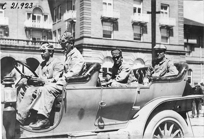 Crew of Pierce car #8 in Colorado Springs, Colo., at the 1909 Glidden Tour