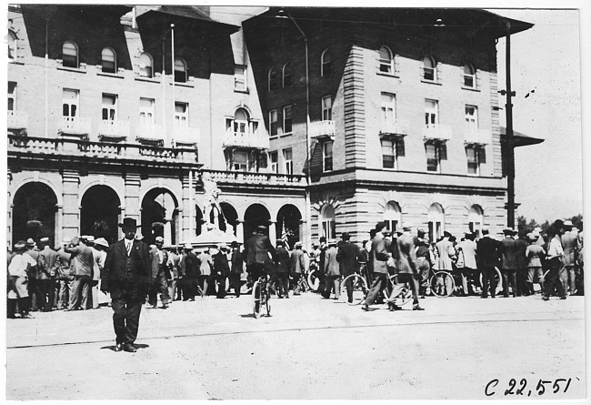 Spectators in Colorado Springs, Colo., at the 1909 Glidden Tour