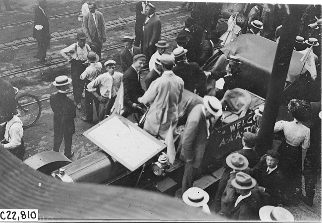 Crowd gathers around Pierce car in Kansas City, Mo., at 1909 Glidden Tour