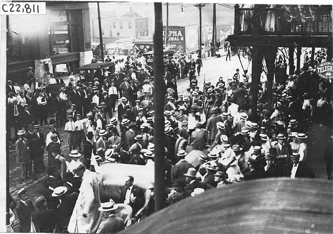 Crowd scene at Kansas City, Mo., at 1909 Glidden Tour