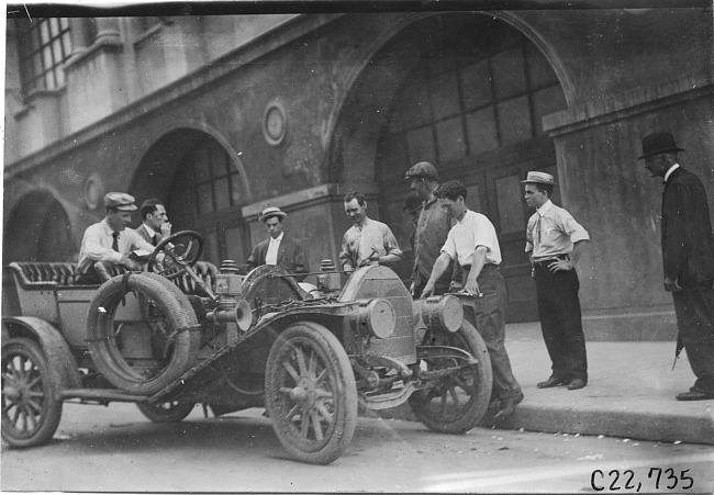 Men work on Glidden tourist vehicle at Kansas City, Mo., at 1909 Glidden Tour
