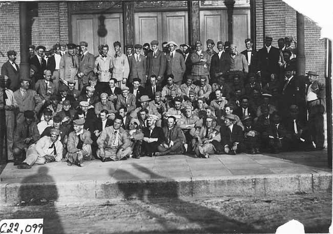 Group photo of Glidden tourists, at 1909 Glidden Tour