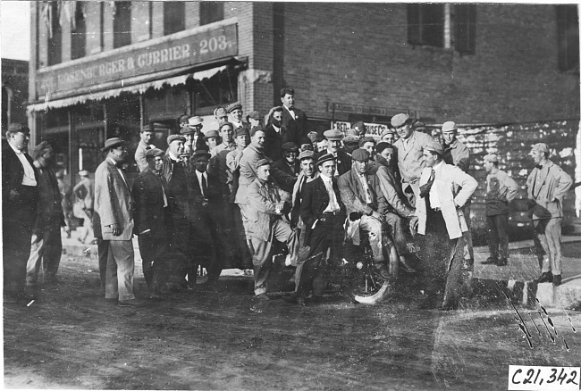 George Smithson in Studebaker car surrounded by Glidden tourists, at 1909 Glidden Tour