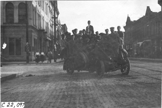 Glidden tourists packed into car, at 1909 Glidden Tour