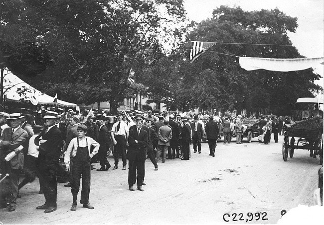 Large crowd watches for Glidden tourists in Madison, Wis., at 1909 Glidden Tour