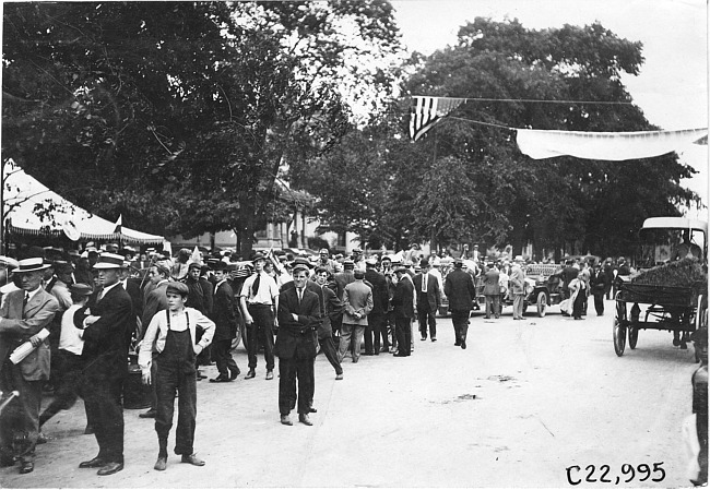 Large crowd watches for Glidden tourists in Madison, Wis., at 1909 Glidden Tour