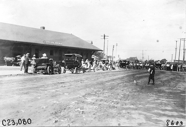 Glidden participants at Chicago Great Western Railway station, at the 1909 Glidden Tour