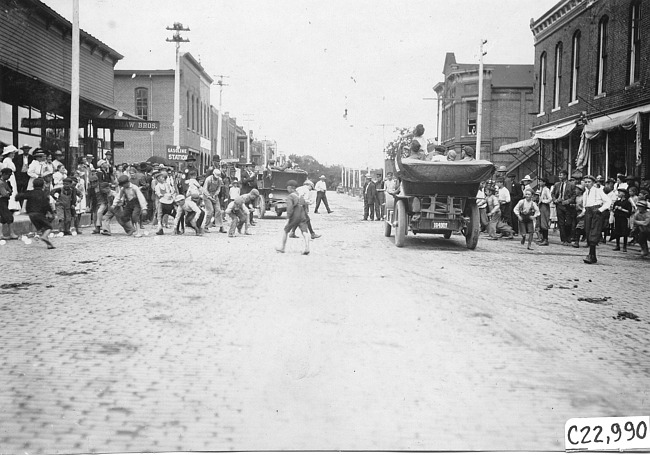 Glidden participants in town, at the 1909 Glidden Tour