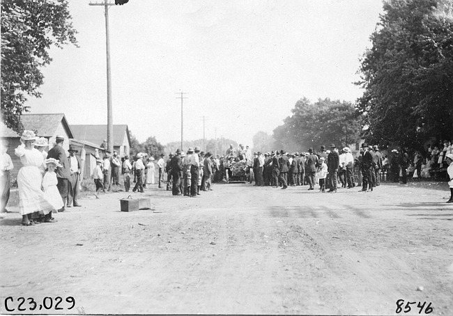 Crowd surrounding car, at the 1909 Glidden Tour