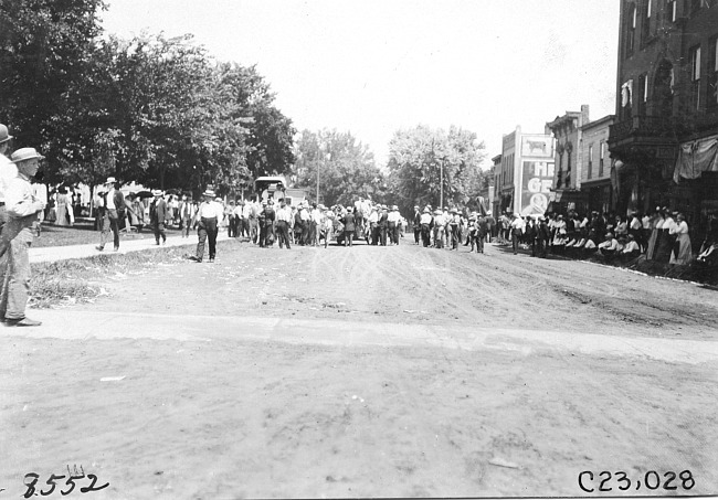 Spectators at the 1909 Glidden Tour