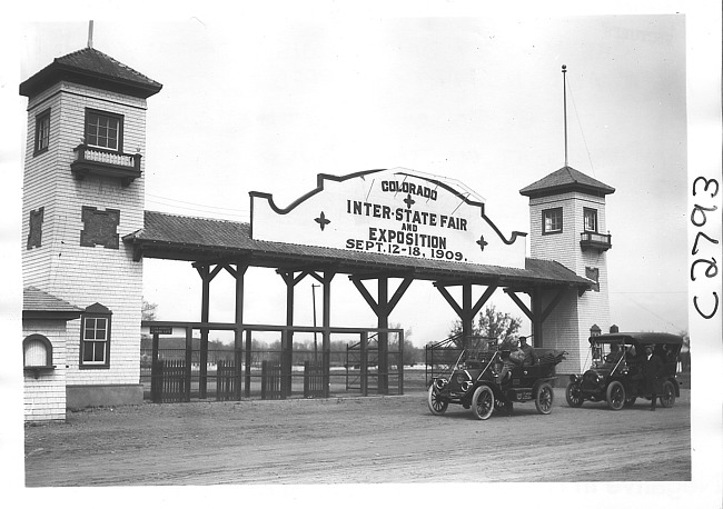 E.M.F. car parked under sign, on pathfinder tour for 1909 Glidden Tour